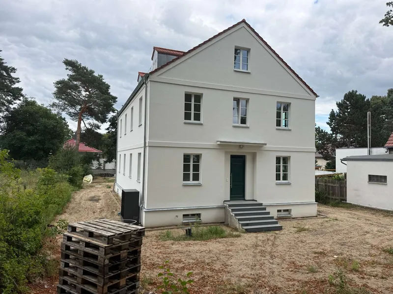 Erstbezug im Neubau – Hochparterre-Wohnung im Zweifamilienhaus mit Terrasse & großem Gartenanteil — photo 1